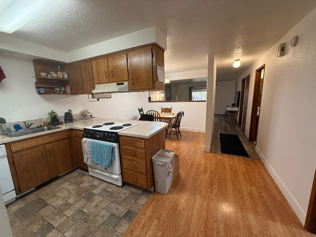 1797 SE Bethel St in Corvallis, OR - Foto de edificio - Building Photo