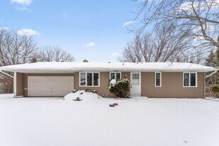 4765 Penkwe Cir in Eagan, MN - Building Photo
