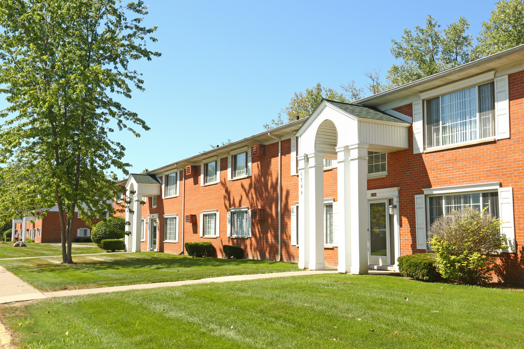 Metro Pointe Apartments in Romulus, MI - Foto de edificio