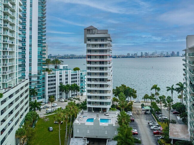 1402 Brickell Bay Dr in Miami, FL - Building Photo - Building Photo