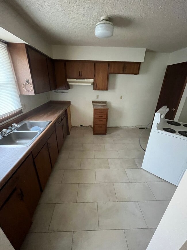 2221-2221 Davis St in Iowa City, IA - Building Photo - Building Photo