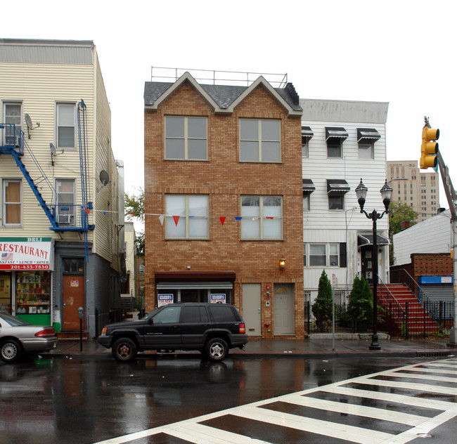 4 Jordan Ave in Jersey City, NJ - Building Photo - Building Photo