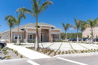 The Reef at Winkler in Ft. Myers, FL - Foto de edificio - Building Photo