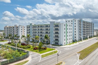Modern Towers Apartments in Homestead, FL - Foto de edificio - Building Photo