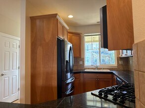 1947 NE Killian Ln in Issaquah, WA - Building Photo - Building Photo