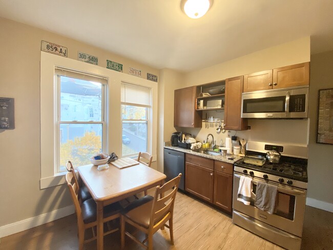 8 Sunset St, Unit 3