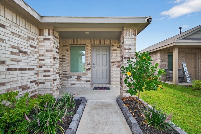 9007 Estes Lks Dr in Baytown, TX - Building Photo - Building Photo