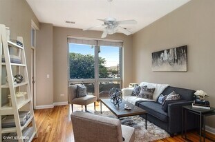 2035 S Indiana Ave, Unit 302 in Chicago, IL - Building Photo