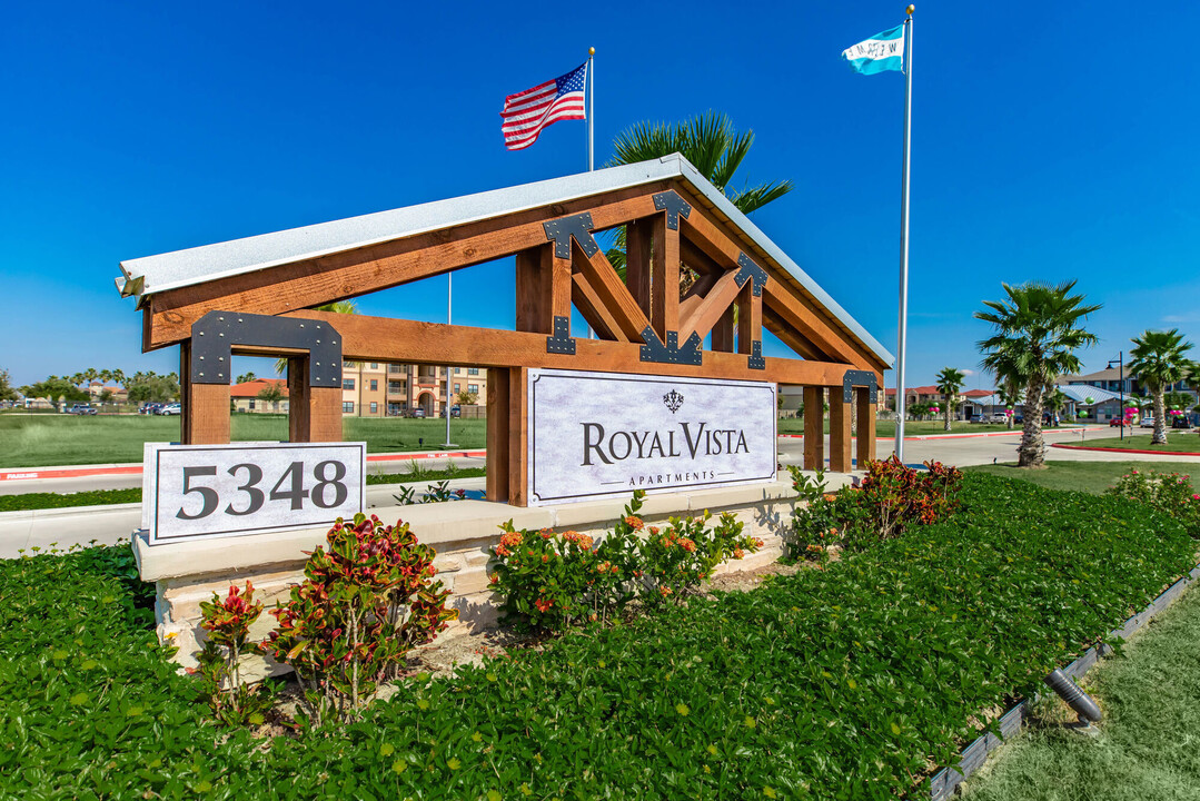 Royal Vista in Edinburg, TX - Building Photo