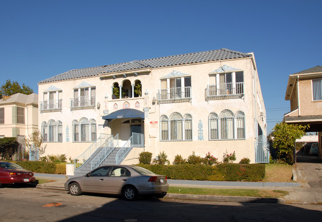 Queen Apartments in Los Angeles, CA - Building Photo - Building Photo