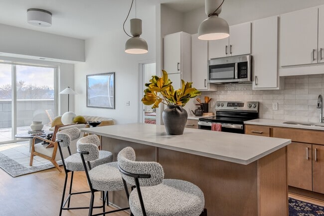 The Hallon Luxury Apartments in Hopkins, MN - Foto de edificio - Building Photo