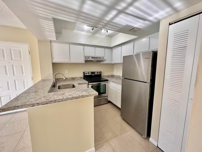 752 Executive Center Dr in West Palm Beach, FL - Building Photo - Building Photo