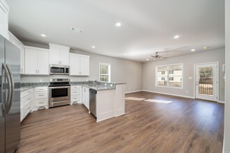 102 & 106 Cheyenne St in Hot Springs National Park, AR - Building Photo - Interior Photo