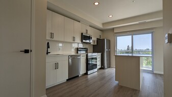 528 Lancaster St W in Kitchener, ON - Building Photo