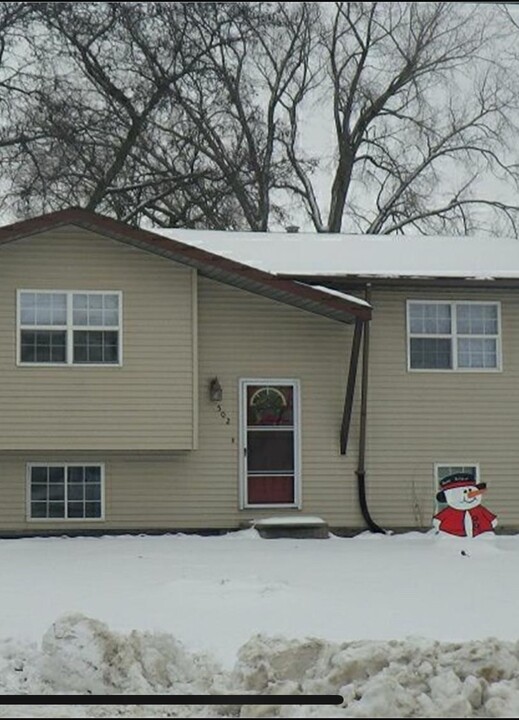 502 N 4th St in Fairbank, IA - Building Photo