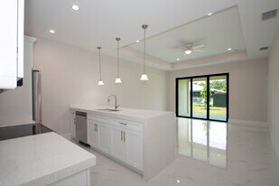 122 SE 12th Ter in Cape Coral, FL - Building Photo