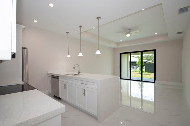122 SE 12th Ter in Cape Coral, FL - Foto de edificio - Building Photo