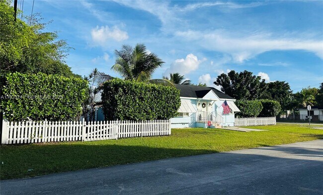 3927 SW 64th Ave in Miami, FL - Building Photo - Building Photo