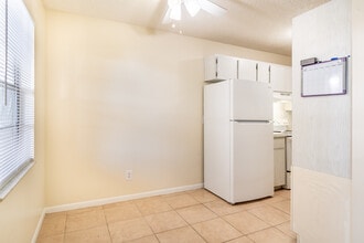 Dover Apartments in St. Petersburg, FL - Foto de edificio - Interior Photo