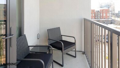 1007 S Mint St, Unit 720 in Charlotte, NC - Building Photo - Building Photo