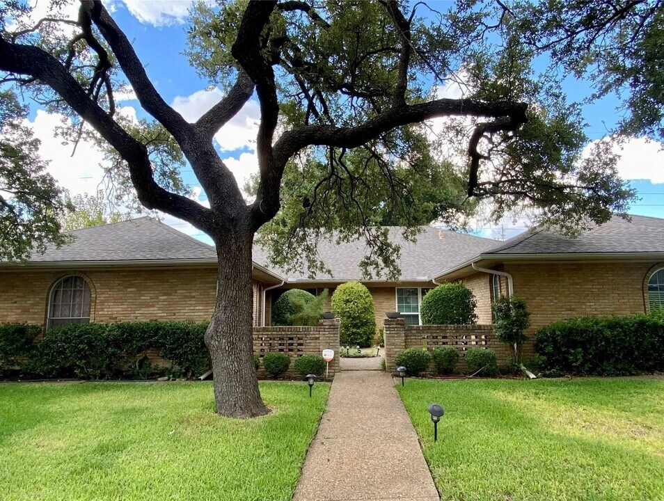 7621 Dentcrest Dr, Unit 7621 in Dallas, TX - Building Photo