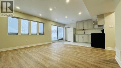 290 Woodbine Ave in Kitchener, ON - Building Photo - Building Photo