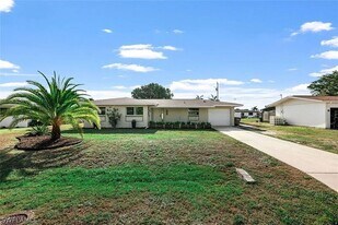 2635 SE 18th Pl in Cape Coral, FL - Building Photo