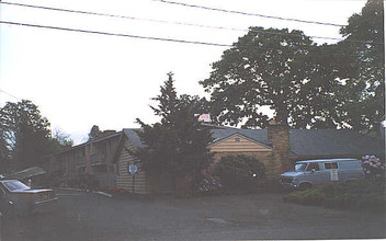 Lynn Lee Manor Apartments in Beaverton, OR - Building Photo - Building Photo