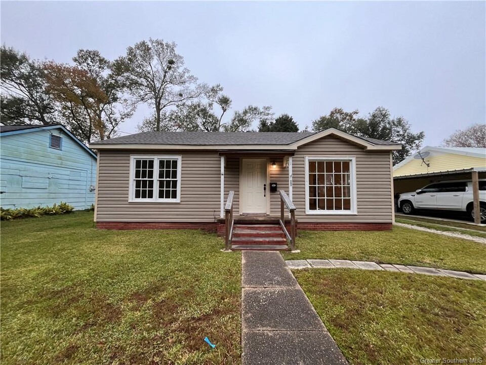 1311 W Kent Dr in Sulphur, LA - Foto de edificio