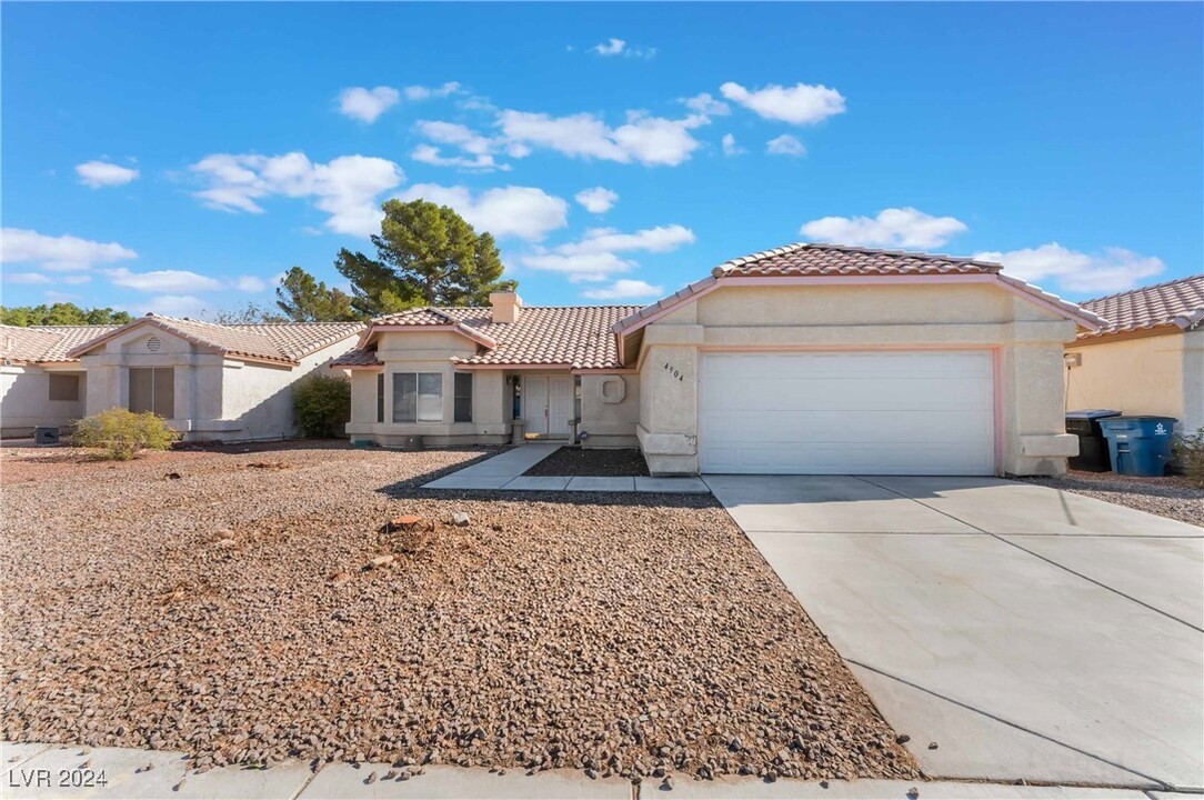 4904 Spring Falls Way in North Las Vegas, NV - Building Photo