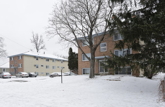 4927-4935 University Ave NE in Columbia Heights, MN - Foto de edificio - Building Photo