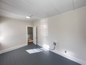 13 Spring St in Newmarket, NH - Foto de edificio - Building Photo