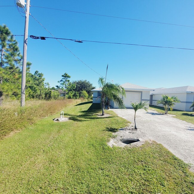 777-779 Bedford Dr in Lehigh Acres, FL - Building Photo - Building Photo