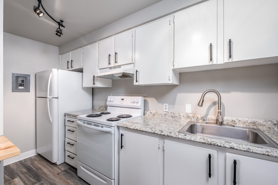 Limited Offer: FREE 1 CAR GARAGE INCLUDED in Pasco, WA - Building Photo