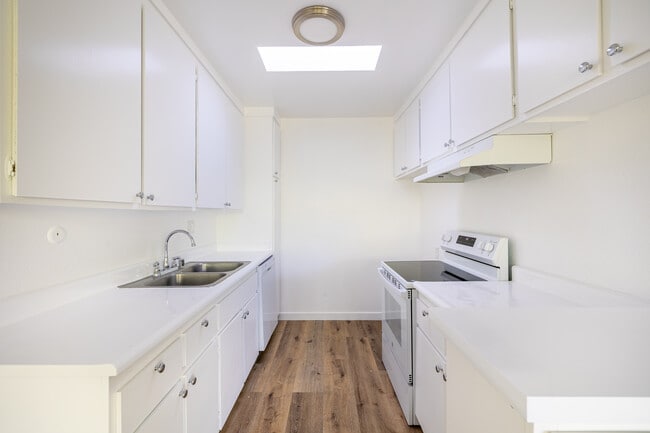 The Benezra Family Limited Partnership 2 LP in Reseda, CA - Foto de edificio - Building Photo