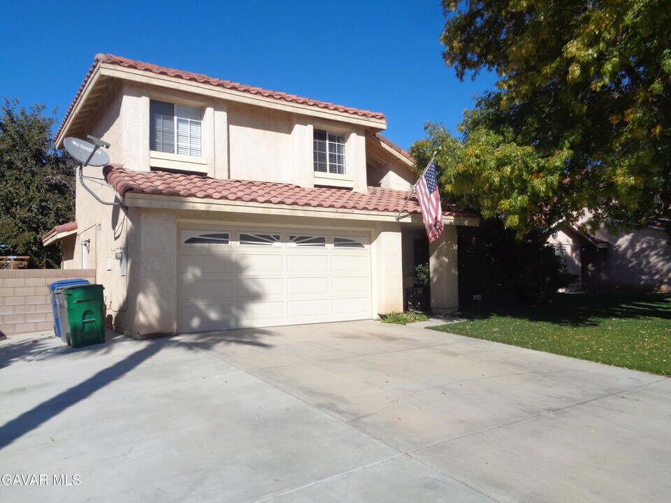 607 Esther Dr in Lancaster, CA - Building Photo