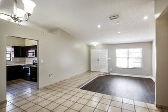 10495 SW 68th St, Unit 100 in Miami, FL - Building Photo - Building Photo