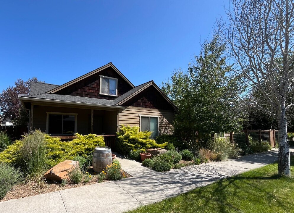310 E Aspenwood Ave in Sisters, OR - Foto de edificio