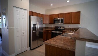 8886 W 35th Ave in Hialeah, FL - Building Photo