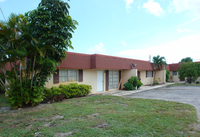 1550 Forest Hill Blvd in West Palm Beach, FL - Foto de edificio - Building Photo