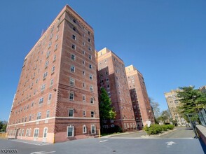 70 S Munn Ave in East Orange, NJ - Building Photo - Building Photo