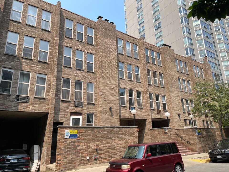 744 W Gordon Ter, Unit 201 in Chicago, IL - Building Photo