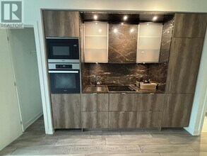 11 Yorkville Ave in Toronto, ON - Building Photo - Building Photo