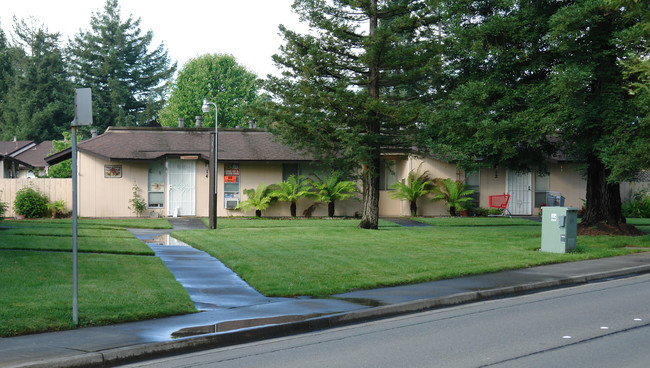 Copeland Creek Apartments in Rohnert Park, CA - Foto de edificio - Building Photo