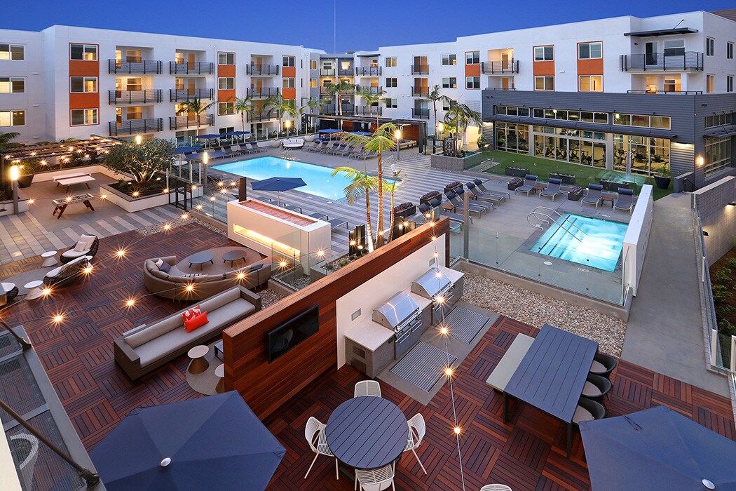 Eleven 10 in Orange, CA - Foto de edificio