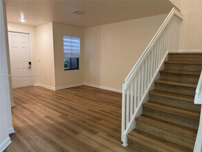 10825 W 33rd Way in Hialeah, FL - Building Photo - Building Photo