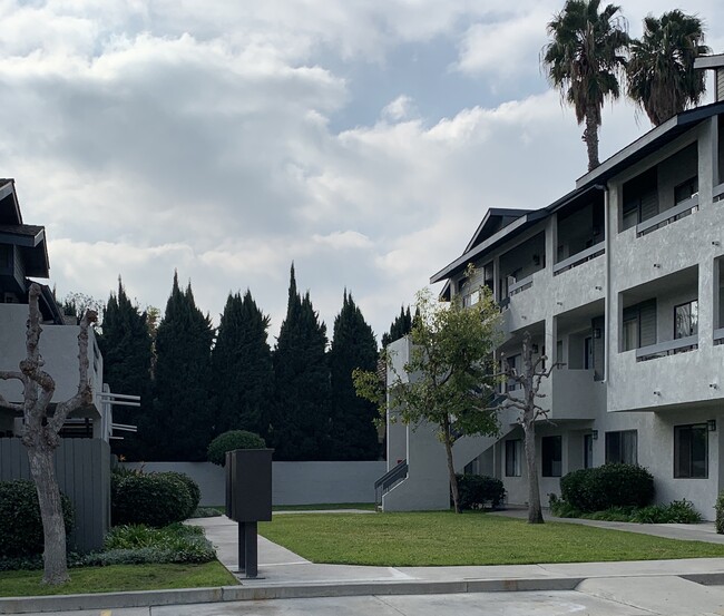 Longwood Apartments in Fullerton, CA - Building Photo - Building Photo