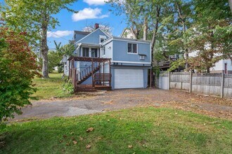 518 Quaker Ln S in West Hartford, CT - Building Photo - Building Photo