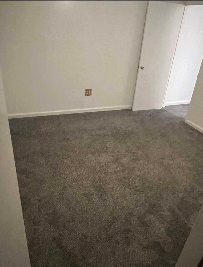 6104 Peggyanne Ct, Unit 2 in Camp Springs, MD - Foto de edificio - Building Photo