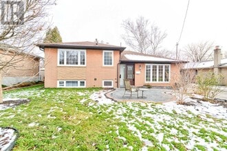 1328 Pinegrove Rd in Oakville, ON - Building Photo - Building Photo